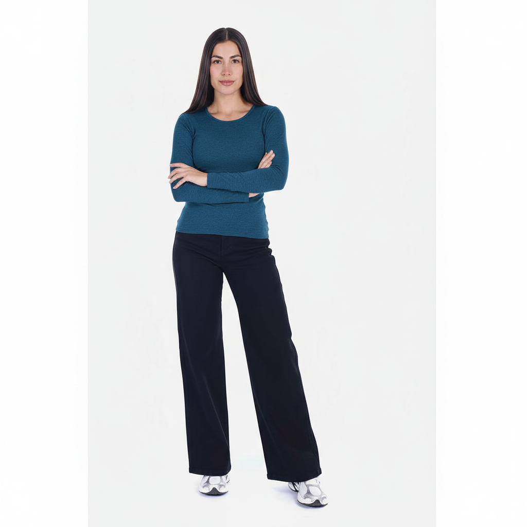 Camiseta manga larga básica para mujer en foto de cuerpo completo, con el mismo tono azul petróleo de las imágenes de referencia