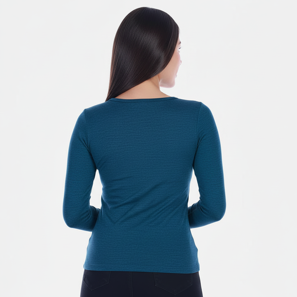 Camiseta manga larga básica para mujer, vista de espalda, con el color igualado a las imágenes de referencia