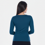 Camiseta manga larga básica para mujer, vista de espalda, con el color igualado a las imágenes de referencia