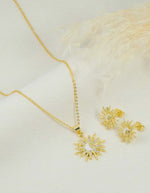 Set de cadena y aretes de sol y luna con piedras brillantes