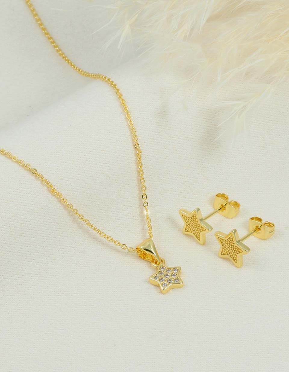 Set de cadena y aretes de estrella con piedras brillantes