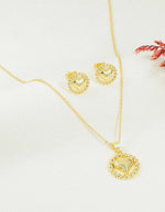 Set de cadena y aretes de corazón con marco de esferas