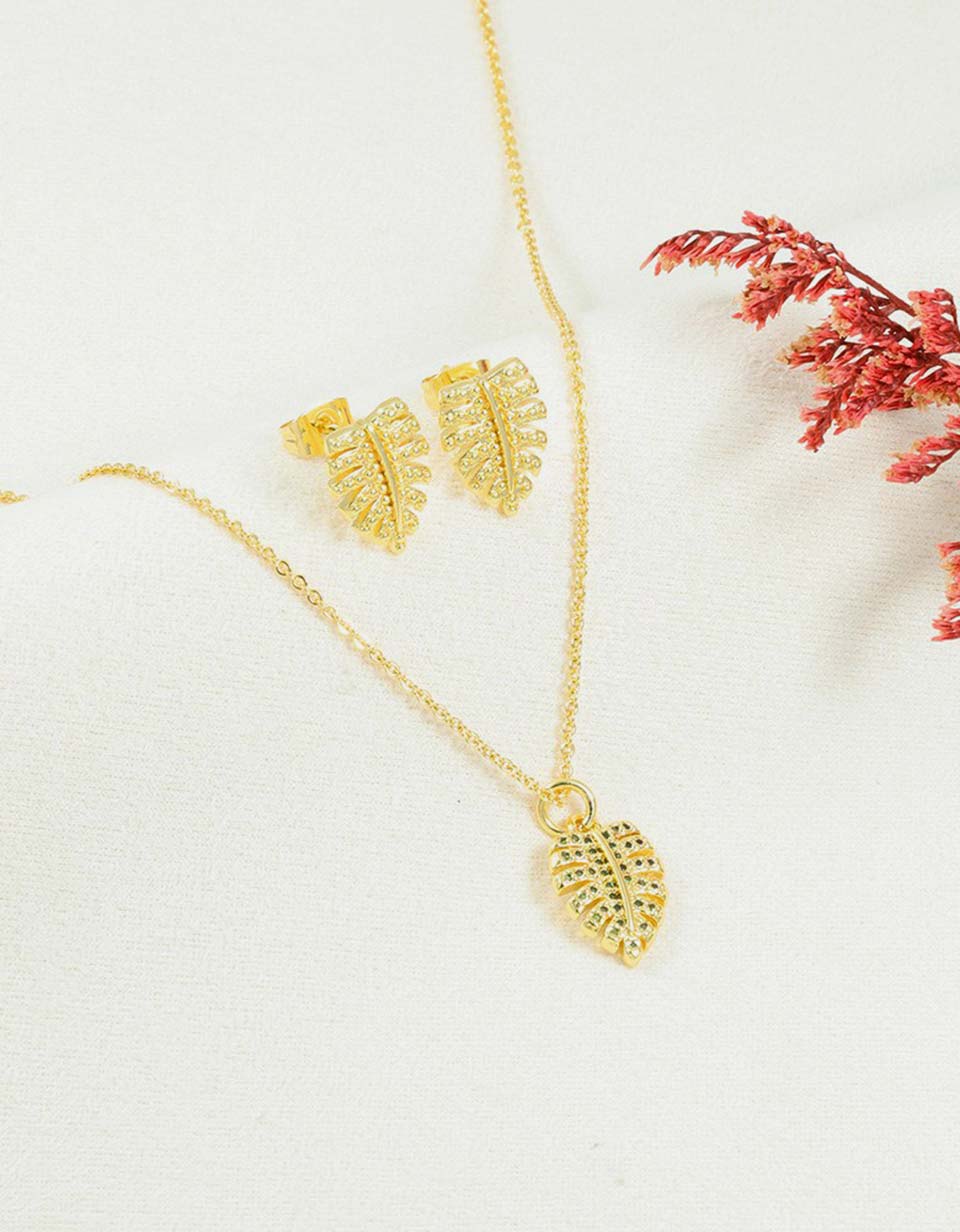 Set de cadena y aretes de hoja con piedras brillantes