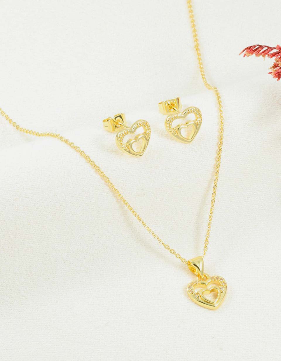 Set de cadena y aretes de corazón con piedras brillantes
