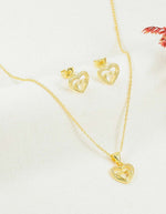 Set de cadena y aretes de corazón con piedras brillantes