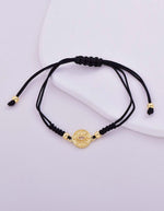 Pulsera con medalla dorada