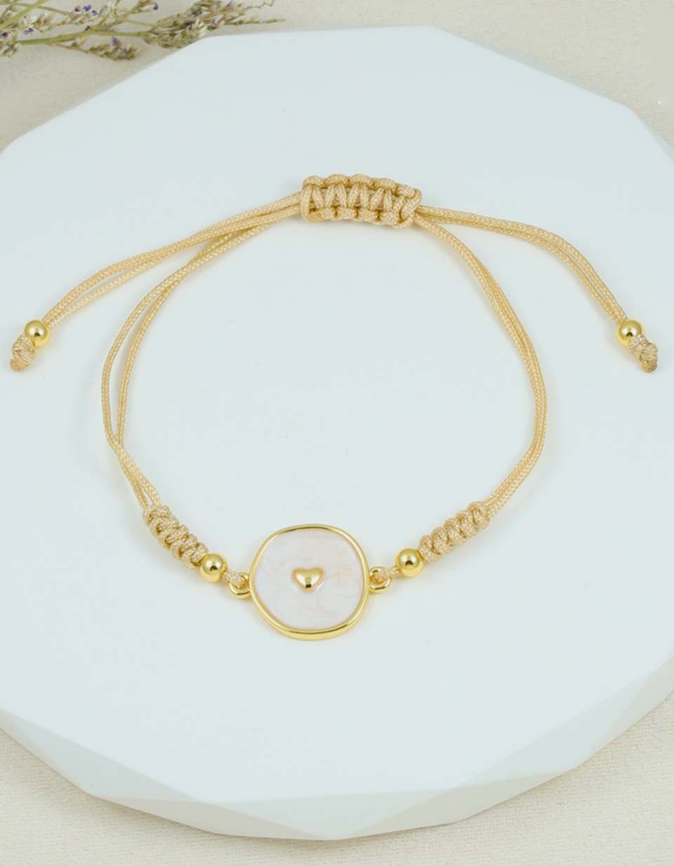 Manilla con dije circular de corazón en tejido