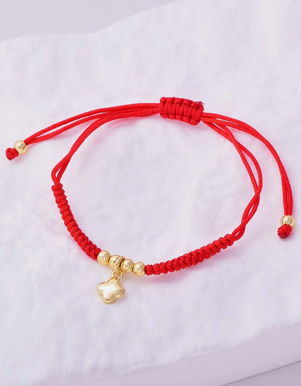 Manilla con dije de flor y tejido en hilo rojo