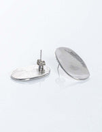 Aretes plateado con forma ovalada