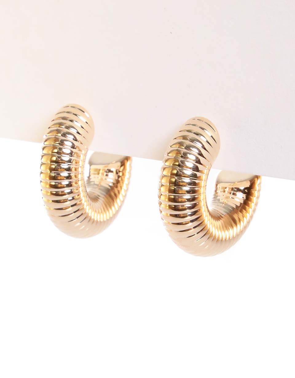 Aretes medio aro con textura acanalada
