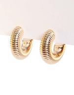 Aretes medio aro con textura acanalada