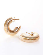 Aretes medio aro con textura acanalada