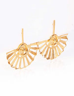 Aretes dorados tipo abanico