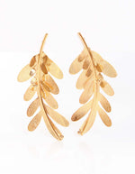 Aretes dorados en forma de hoja