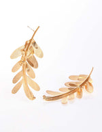 Aretes dorados en forma de hoja
