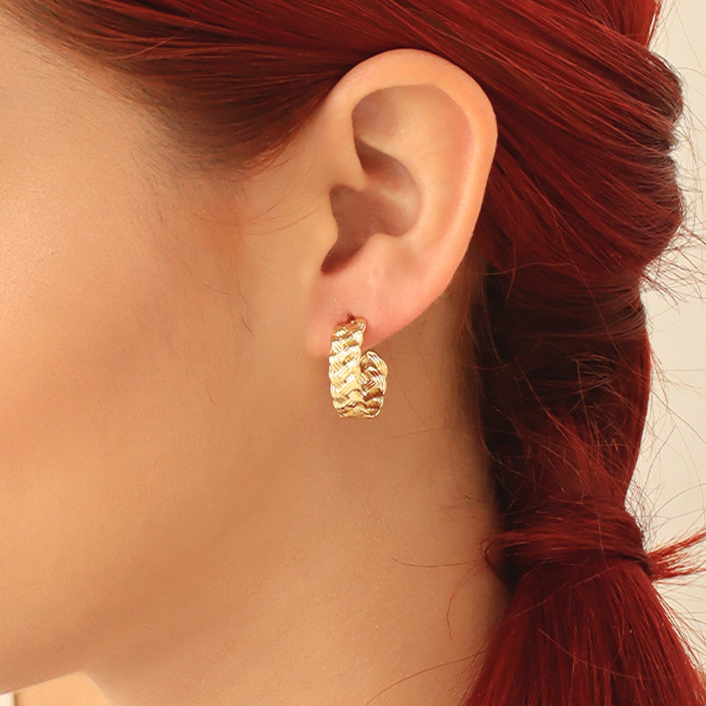Aretes tipo argolla dorados con textura entrelazada