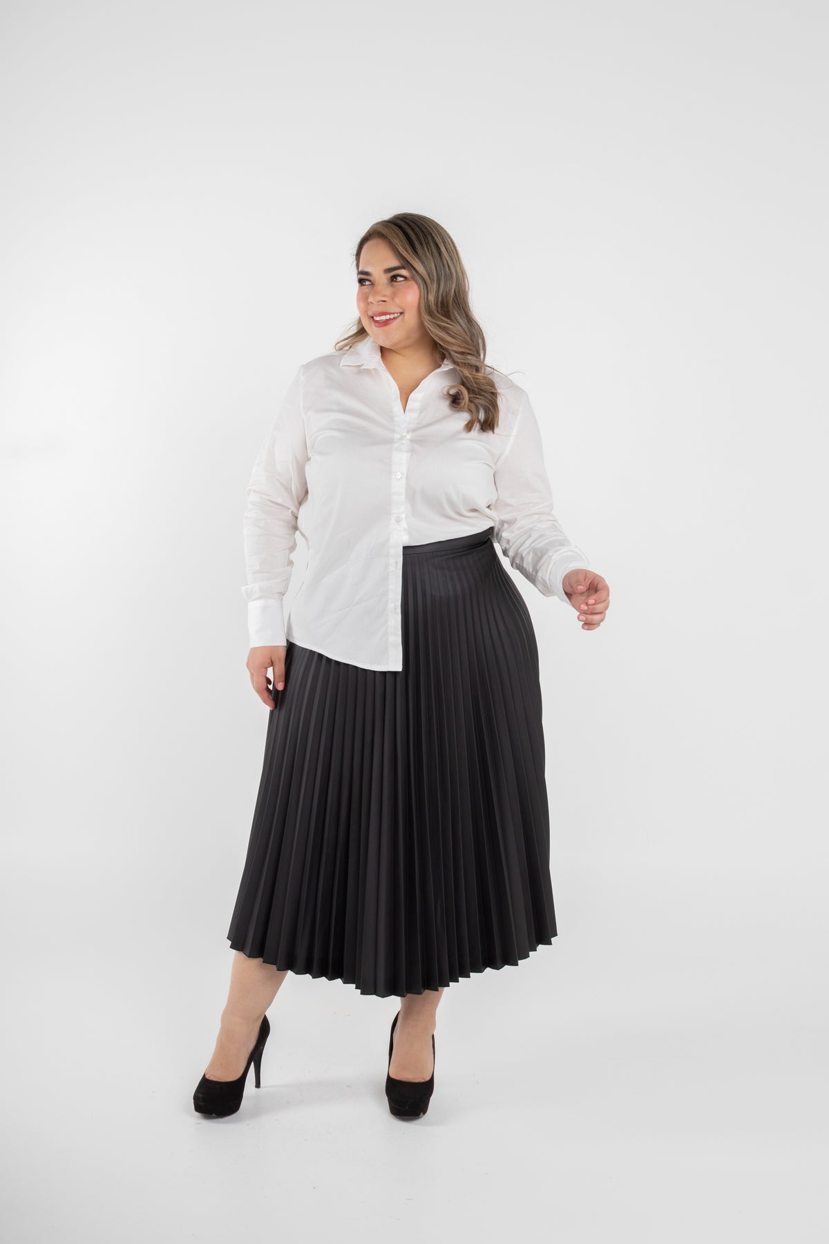 Falda midi plisada con caída fluida
