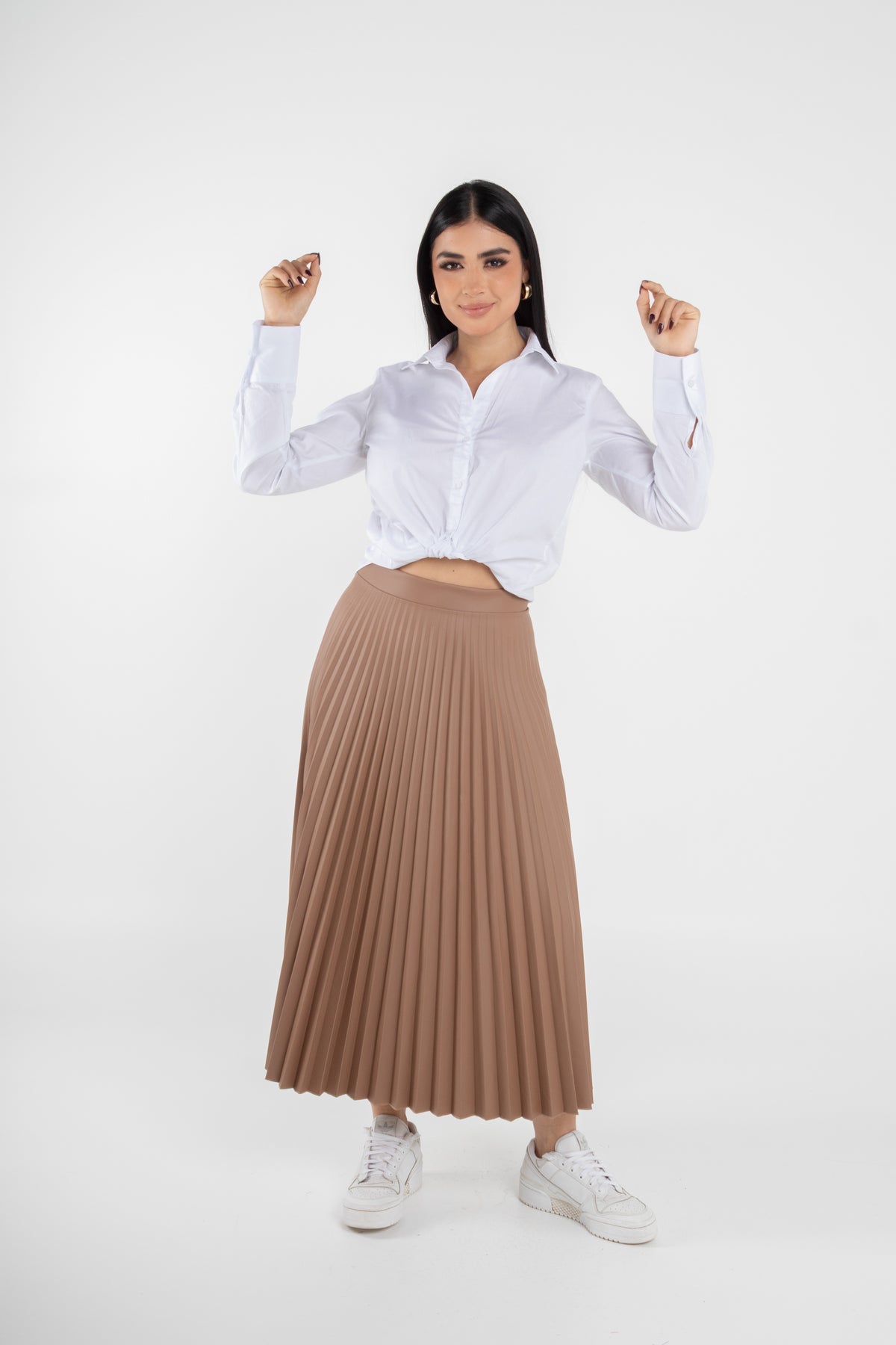 Falda midi plisada con caída fluida
