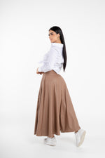 Falda larga femenina con diseño amplio