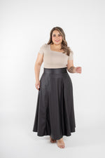 Falda larga femenina con diseño amplio