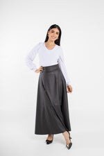 Falda larga femenina con diseño amplio