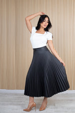Falda midi plisada con caída fluida