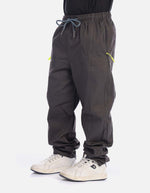 Pantalón para niño con ajuste deportivo y bolsillos útiles