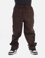 Pantalón para niño con ajuste deportivo y bolsillos útiles