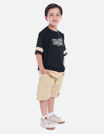 Conjunto Urbano de Camiseta Negra Bicolor y Bermuda Beige para Niño