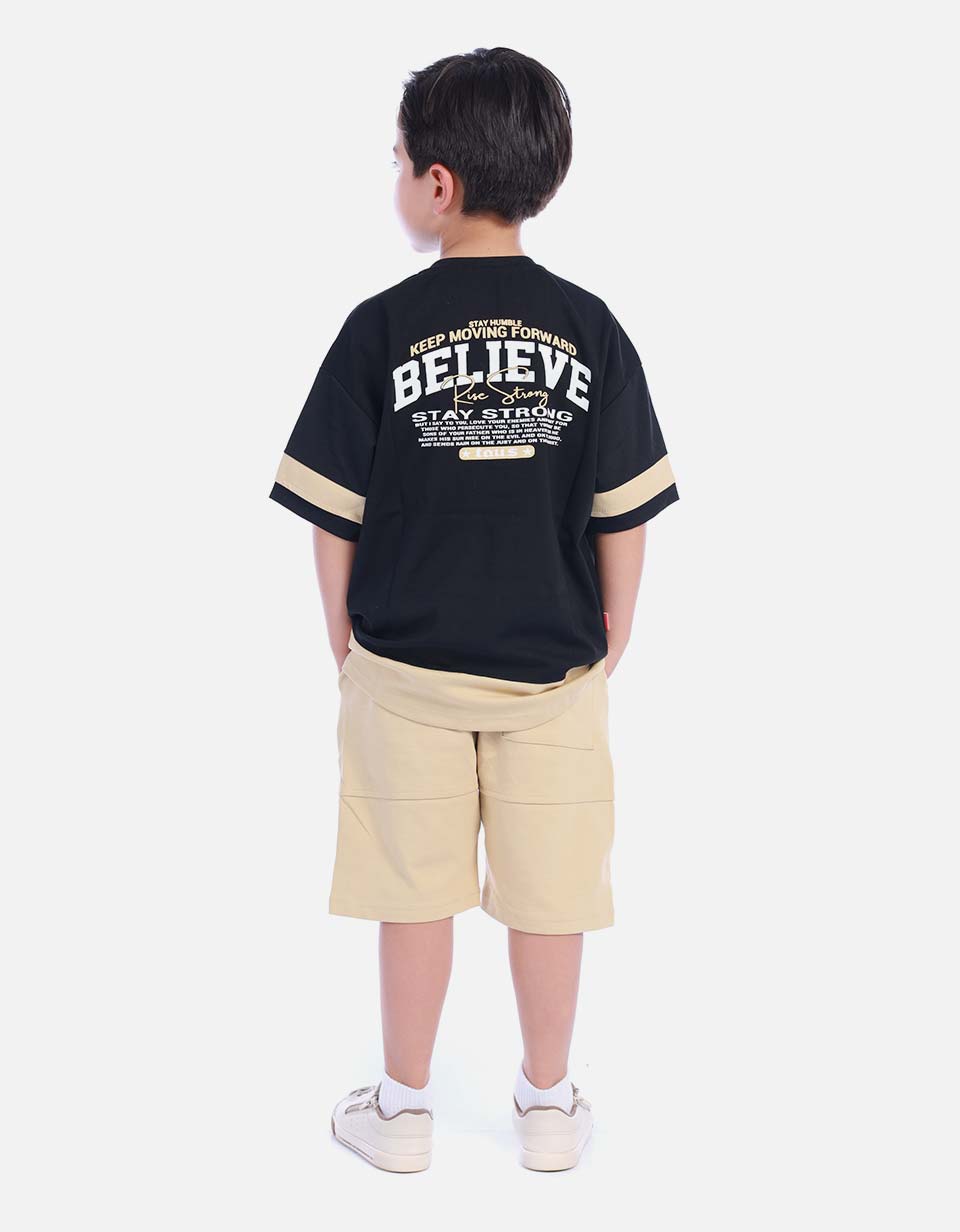 Conjunto Urbano de Camiseta Negra Bicolor y Bermuda Beige para Niño