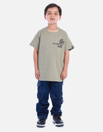 Camiseta Verde Oliva con Estampado Posterior para Niño