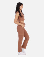 Conjunto casual mujer con top crop y pantalón tipo cargo
