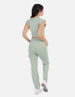 Conjunto casual mujer con top crop y pantalón tipo cargo