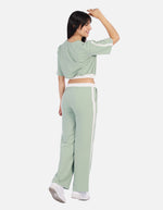 Conjunto mujer bicolor con top crop y pantalón recto