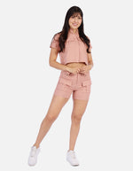 Conjunto mujer estilo cargo con camisa crop y short utilitario