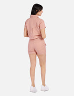 Conjunto mujer estilo cargo con camisa crop y short utilitario