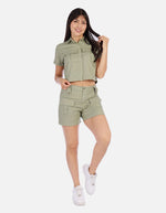 Conjunto mujer estilo cargo con camisa crop y short utilitario