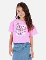 Camiseta crop para niña con estampado floral y mensaje positivo