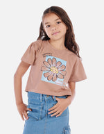 Camiseta crop para niña con estampado floral y mensaje positivo