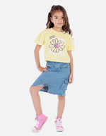 Camiseta crop para niña con estampado floral y mensaje positivo