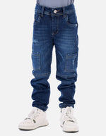 Jean cargo para niño con bolsillos utilitarios y efecto desgastado