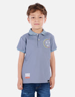 Polo urbano para niño con cuello camisero y estampados decorativos