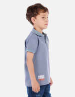 Polo urbano para niño con cuello camisero y estampados decorativos