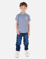 Polo urbano para niño con cuello camisero y estampados decorativos