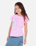 Camiseta crop para niña con estampado corazón