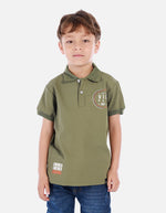 Polo urbano para niño con cuello camisero y estampados decorativos