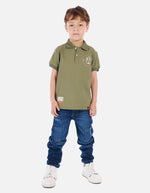 Polo urbano para niño con cuello camisero y estampados decorativos