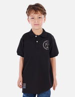 Polo urbano para niño con cuello camisero y estampados decorativos