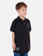 Polo urbano para niño con cuello camisero y estampados decorativos