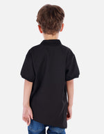 Polo urbano para niño con cuello camisero y estampados decorativos